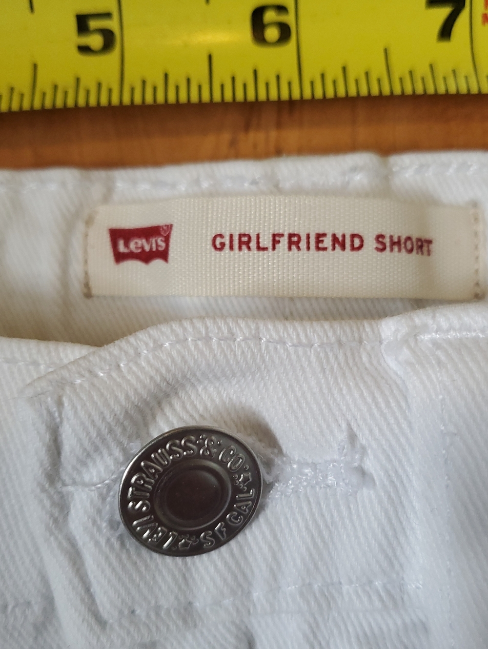 Levi's Size Adjustable White Rolled-Hem Denim Shorts - Picture 2 of 6